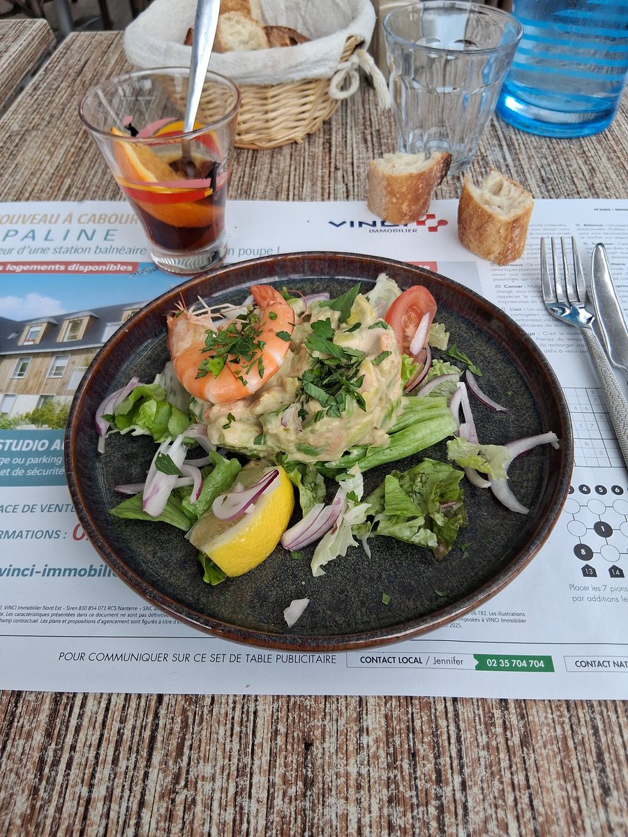 Bon appétit 
Entrée tartare d’avocat et crevette(s) commandé mais les autres crevettes ont disparu au service... Bon... 🤣🤣🤣
