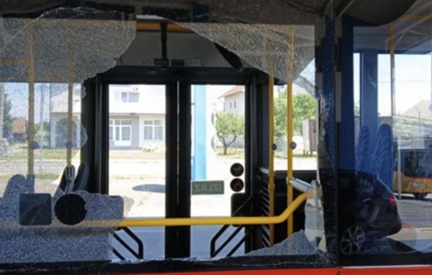 SuadaSaraj's tweet image. Kod Srebrenika kamenovan autobus sa srpskom djecom iz Brčkog...

Jadno i bijedno je udariti na djecu koje god da su nacionalnosti... Ovoj našoj Bosni treba mir i suživot!