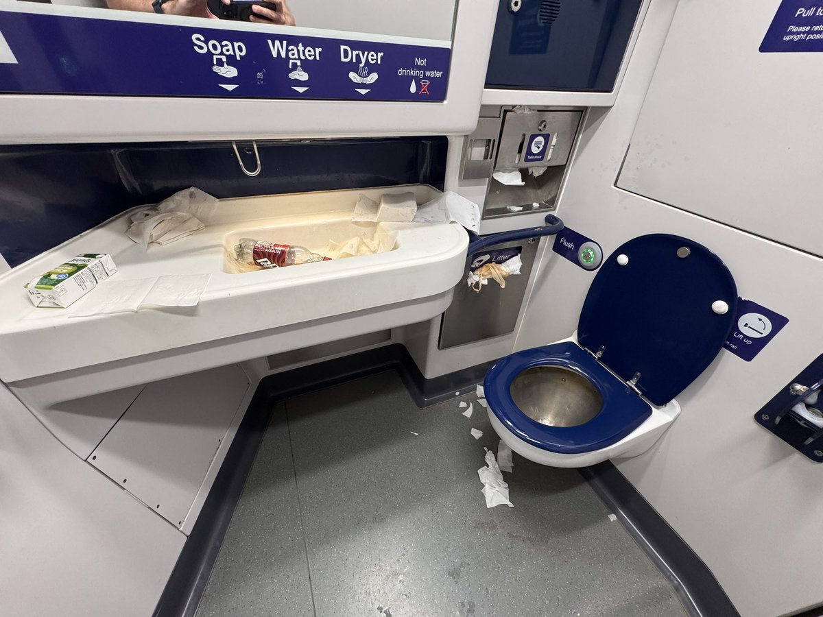 <a href="/TPExpressTrains/">TransPennine Express</a> toilets outside the 1st class carriage not looking like they’ve been cleaned since Saturday! 🤮
