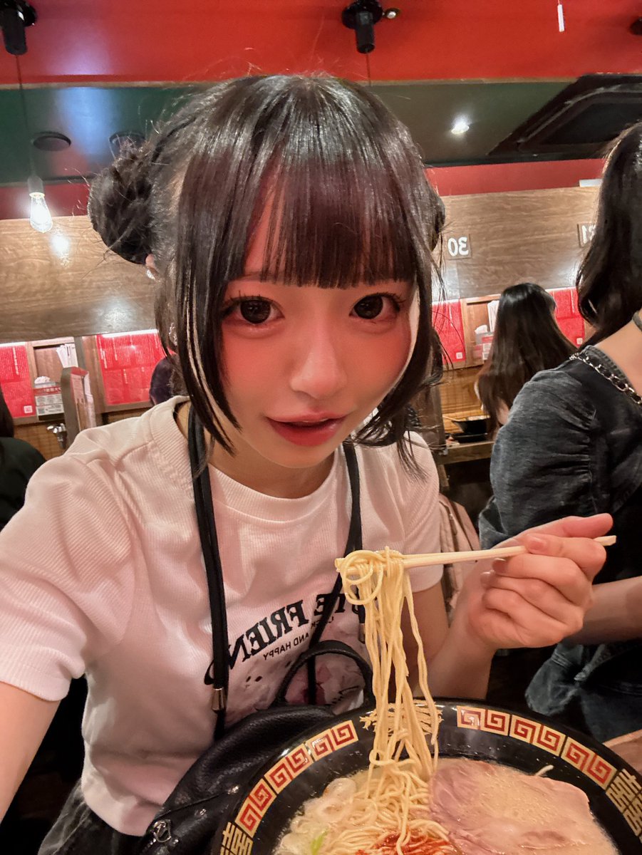 ako_parasai's tweet image. あいりと一蘭またきたよ
毎日あいりが一蘭食べよって言ってきてあこは嬉しい♡