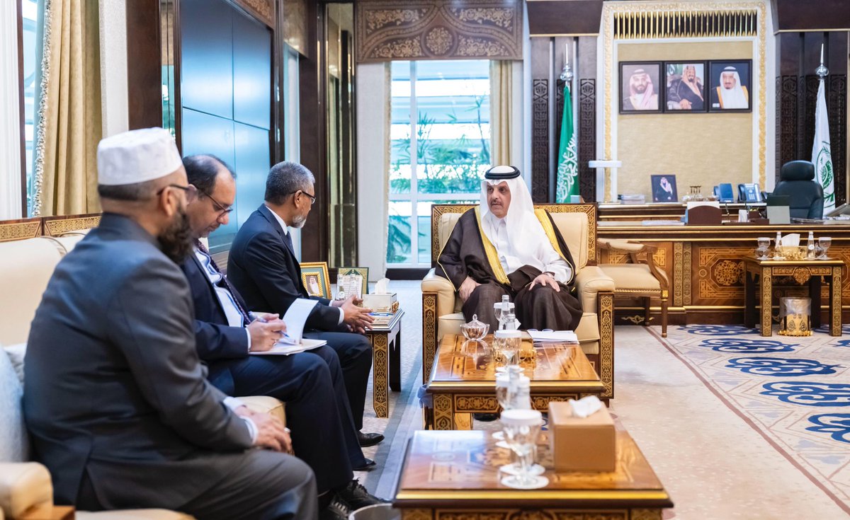 استقبل صاحب السمو الأمير الدكتور
عبدالعزيز بن محمد بن عيّاف 
نائب وزير الداخلية المُكلف، في 
مكتبه بالوزارة، اليوم، سفير جمهورية 
بنغلاديش لدى المملكة دلوار حسين.
 وجرى خلال الاستقبال، مناقشة عدد 
من الموضوعات ذات الاهتمام المشترك