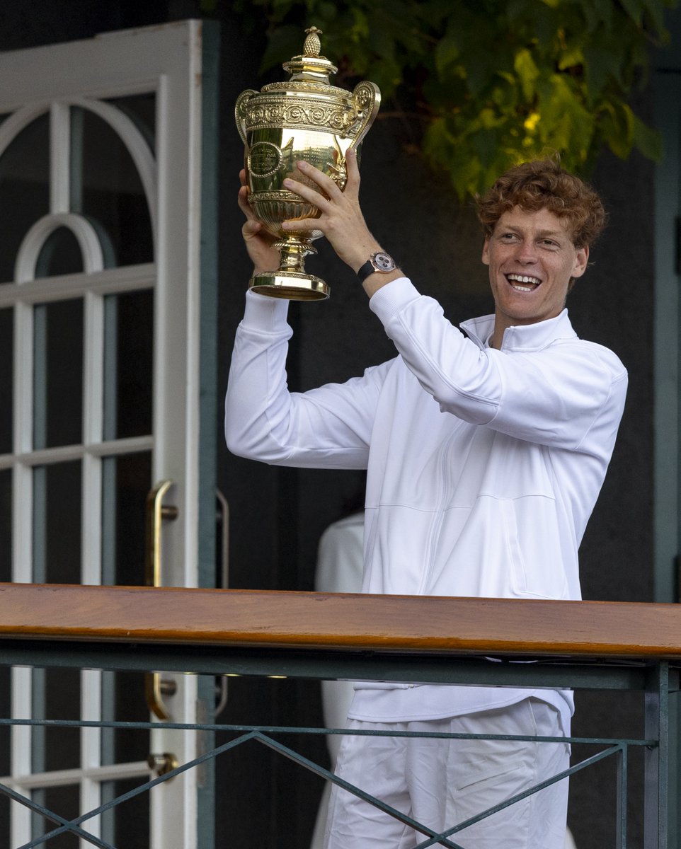 Wimbledon (@wimbledon) on Twitter photo 😁🏆
#Wimbledon 😁🏆
#Wimbledon