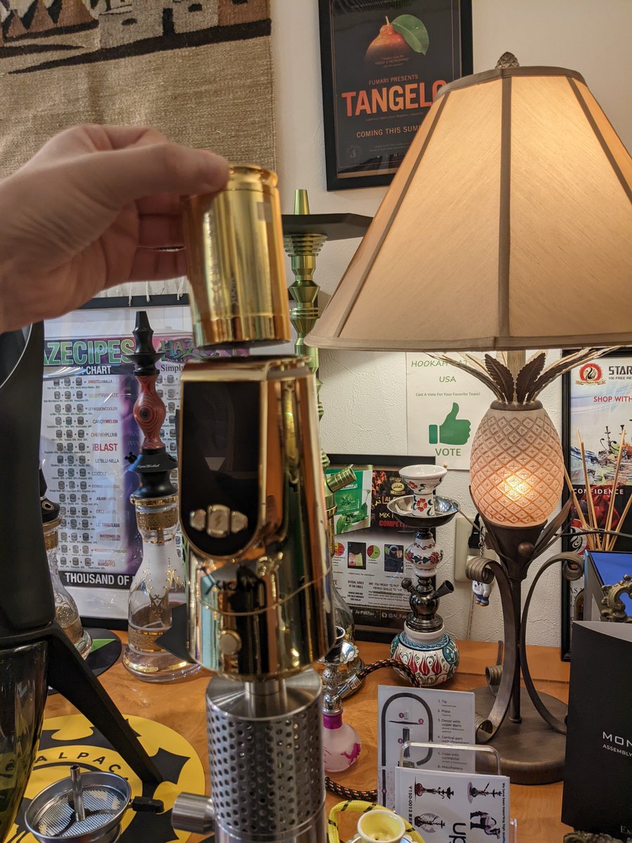 uptailに電気シーシャXKAHの実物が！

好きなボトル使えるのは良いかも！
「これで火力じゃなくて温度で調整できたらなぁ」とつぶやいたら、なんと！できるそうです！

175～305℃まで設定可能でした！

・バッテリーも取り外し可能
・パッキングする箇所はボディ毎バラして丸洗い可能

気になる😇
