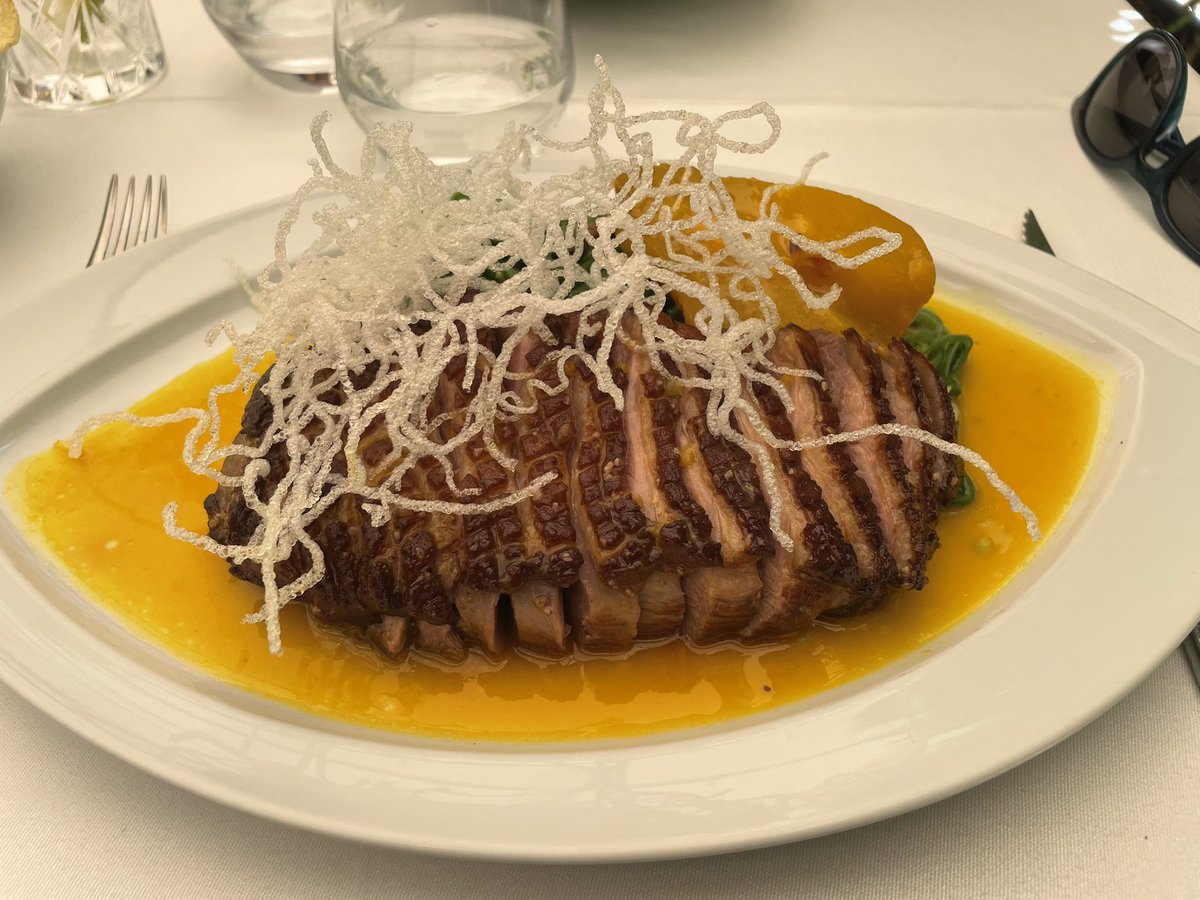 Lounas. Ankan rintaa ja päärynää. Erinomaista.