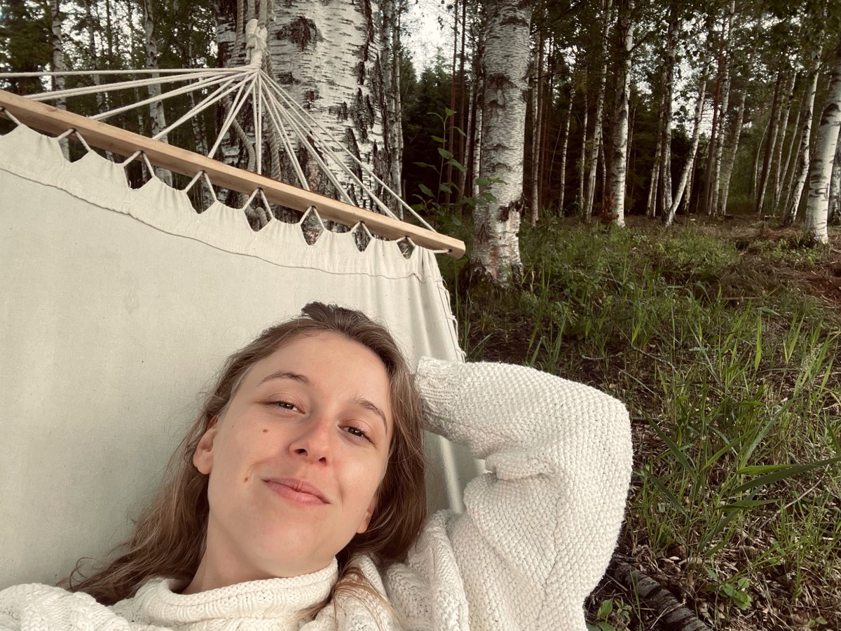 lovisalanryd's tweet image. Hej från en hängmatta i björkskog 👋 Hoppas ni får en fin semi-twitterfri sommar!
