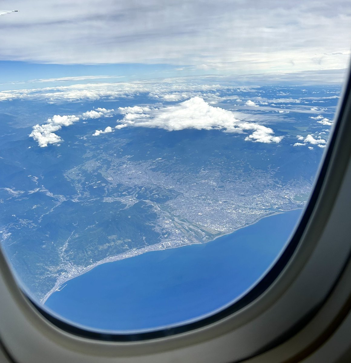 あれ？富士山いないなー、と思って探したら、雲まみれの三角山がもしかして。
こんなの初めて見たかも。