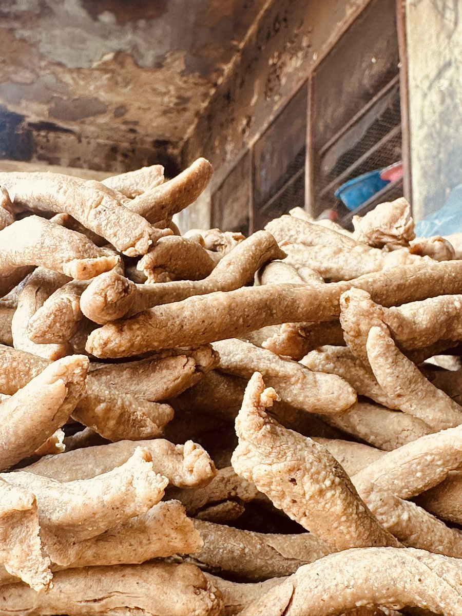 Tweethorezy's tweet image. If you ever get to Agbo Oba ilorin and you ever need kuli kuli, iya Kuli @kuntu makes the best kuli in the whole world 😩
Came back here, after 7 years and she still makes the best kuli, her product still solid