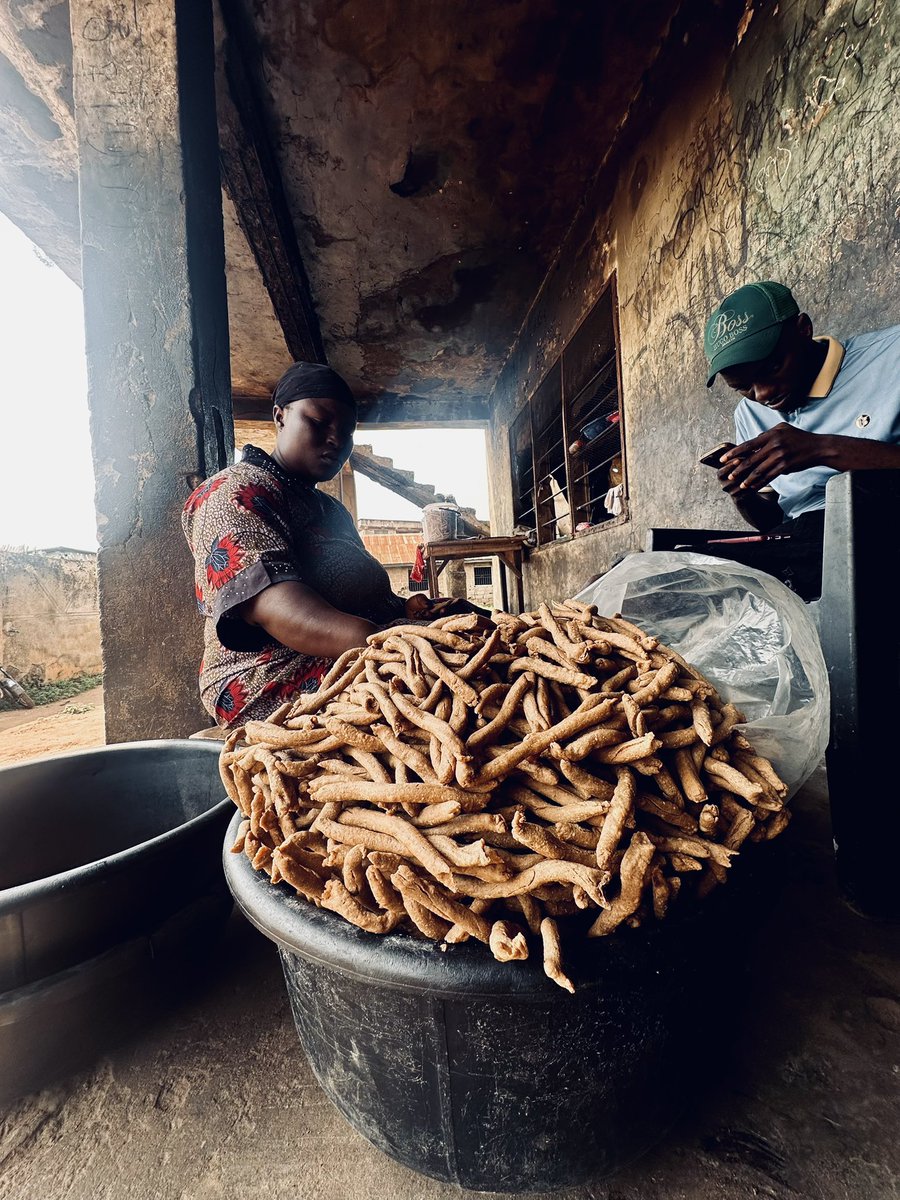 Tweethorezy's tweet image. If you ever get to Agbo Oba ilorin and you ever need kuli kuli, iya Kuli @kuntu makes the best kuli in the whole world 😩
Came back here, after 7 years and she still makes the best kuli, her product still solid