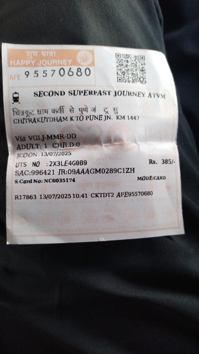prakashojhacktd's tweet image. #chitrakoot से पुणे जा रहे यात्रियों ने टिकट बुकिंग क्लर्क पर लगाए किराया से अधिक राशि वसूलने का आरोप, वीडियो वायरल
 ₹385 की जगह 400 रुपये ले रहा था टिकट बुकिंग क्लर्क
 मामला up के चित्रकूट धाम रेलवे स्टेशन का @drmncrald @CPRONCR kindly look into it sir.