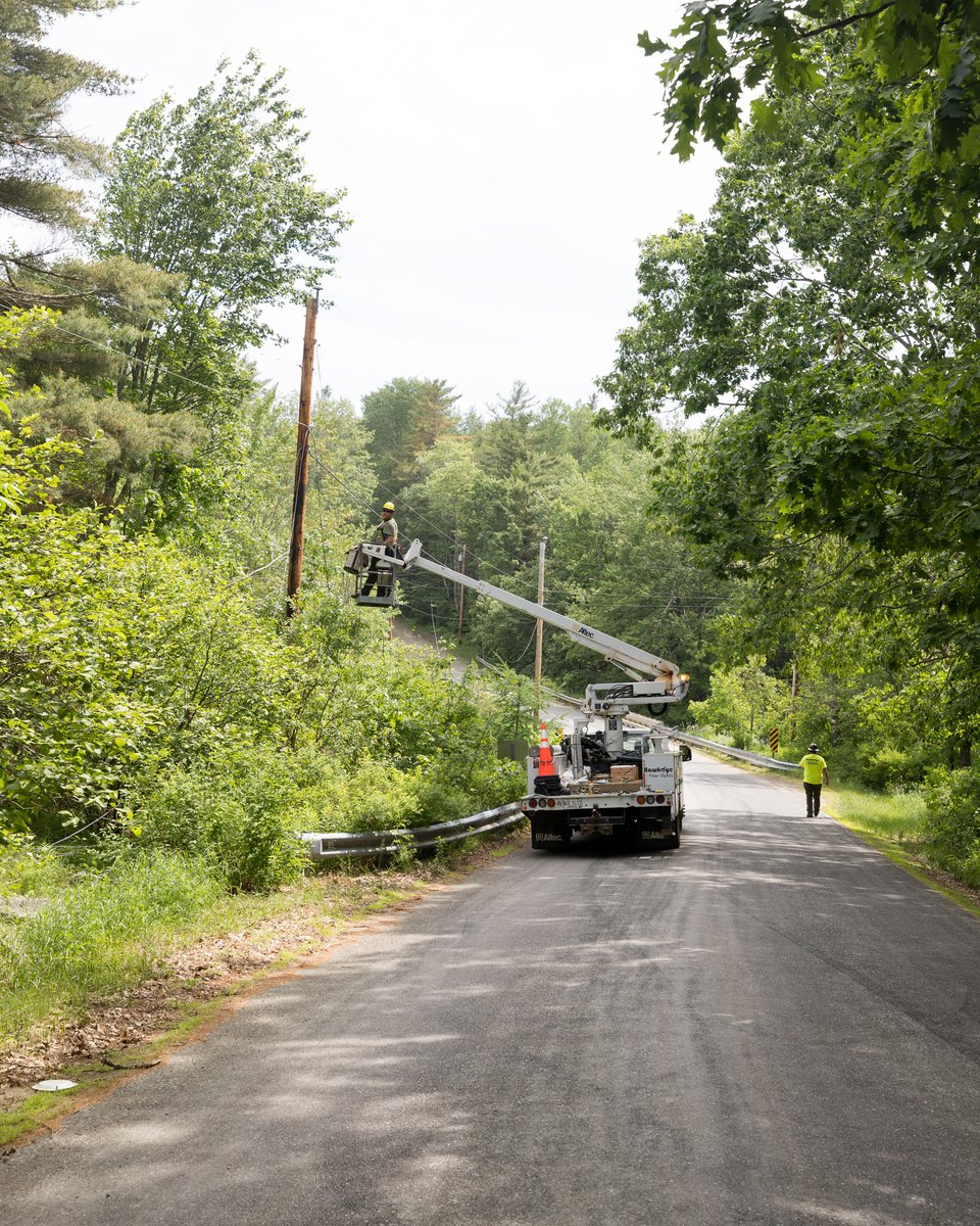207HawkeyeFiber's tweet photo. From buckets to boots on the ground, our team is always ready to roll! 👷

#fiberoptics #broadband #telecom #mainefiber #highspeed #internet https://t.co/GhvIj1LmZ7