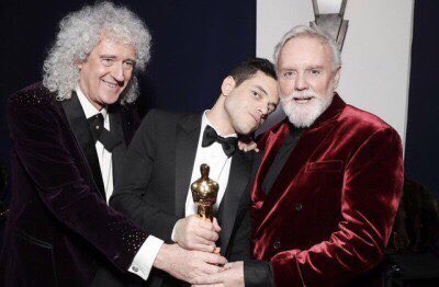 AAOsAwesomeFans's tweet photo. Rami leaning his head against the shoulders of taller men is one of my favorite aesthetics. He’s so adorable 🥺😍🥰 #RamiMalek https://t.co/pr3xFXyOAs