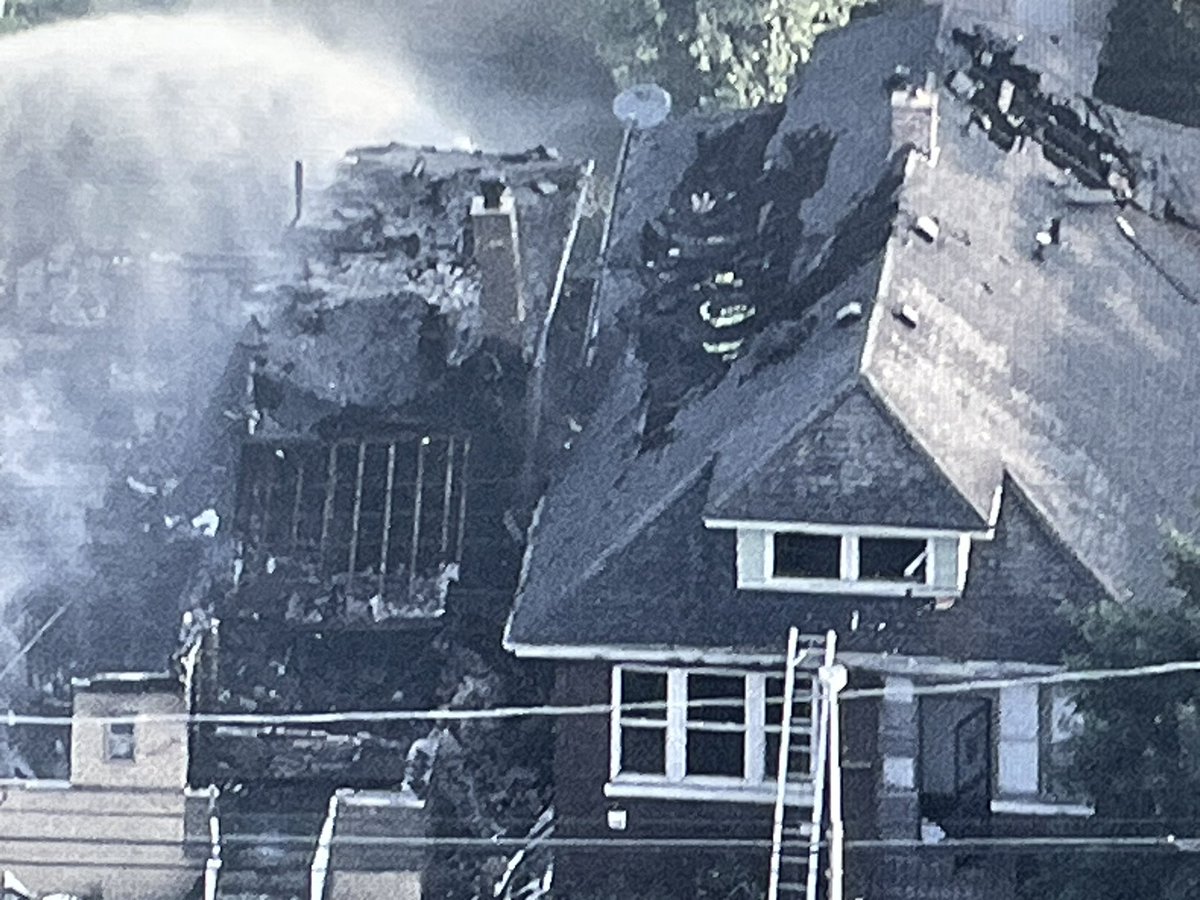Our Darius Johnson has arrived on the scene in Blue Island &amp; has been gathering information from residents affected by this morning’s extra alarm fire. He reports one man has been hurt &amp; an 8 year old German Shepherd is missing. More as it develops at cbsnews.com/chicago/live