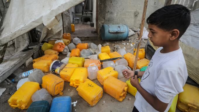 SilverioPR's tweet image. Un grupo de niños que recolectaban agua en el centro de Gaza murió en un ataque aéreo israelí el domingo. Según el Hospital Al-Awda, el ataque mató a seis niños y a otras cuatro personas en un punto de distribución de agua. El ejército israelí reconoció que un ataque aéreo…