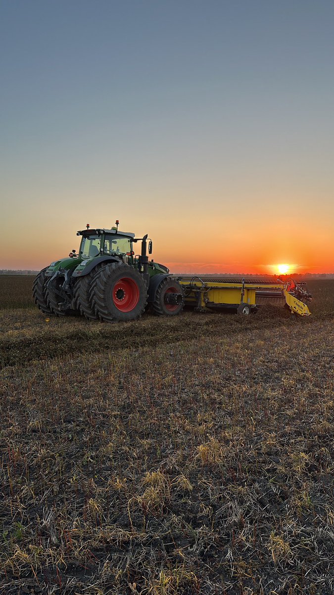 FOR SALE 

2023 36FT HoneyBee ST Swather Head
Goes on front or rear hitch of farm tractor

Triple Delivery (can lay 36ft down or 2 rows 36 ft side by side) 

Hyd drive 

Low use only done couple hundred acres 
Works great like new 
$99 000  🇨🇦 OBO 

Call or txt 519-871- 48Three0