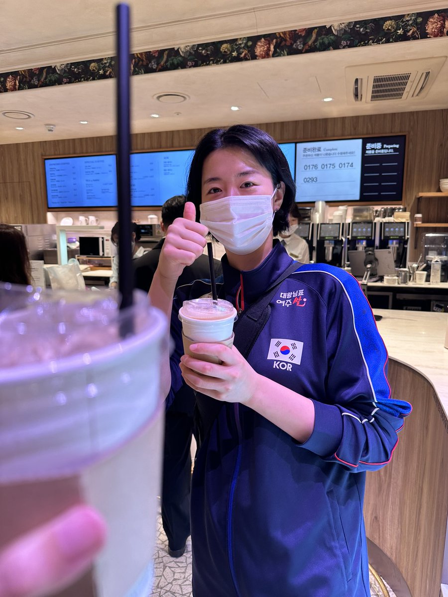 소휘언니 가방에 공차키링이 달려잇길래 귀엽다고 하니까 바로 똑. 떼주셧어요 
속상해서 울먹울먹 하면서도 팬들 챙겨주고 후배들이 브늘 못 가는 걸 더 신경쓰는 이런 책임감 잇는 배구선수를 어떻게 사랑하지 않을 수 잇겠어 그 노력 간절함 우리가 다 봐왔으니까 그냥 고생했다구 복복복해주자