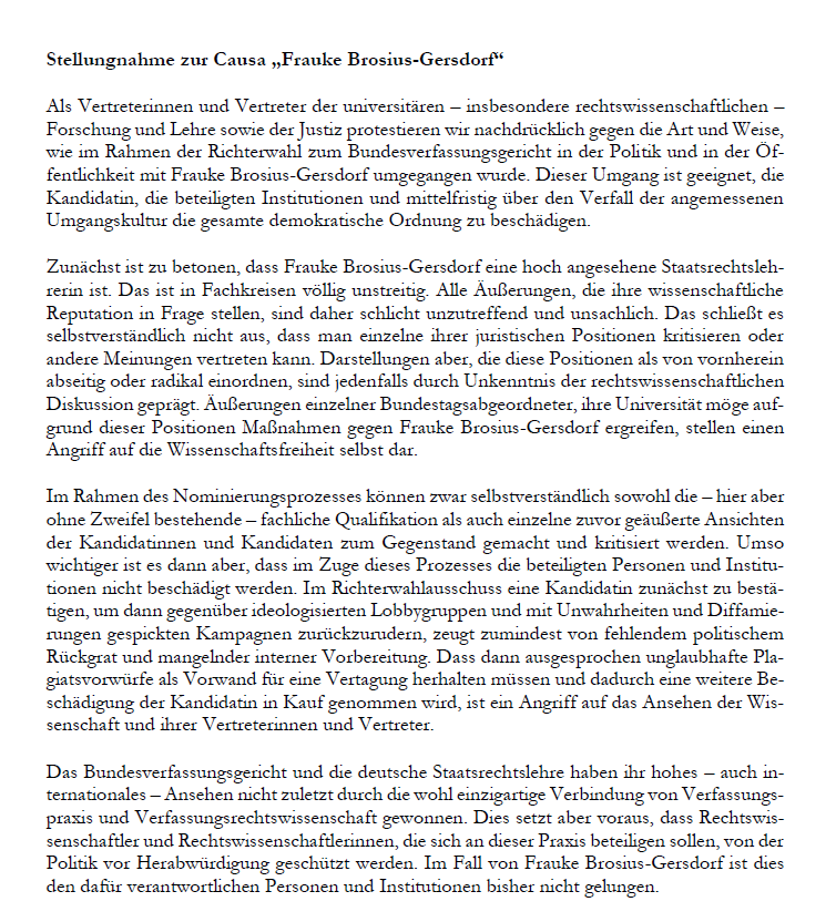 NilsAhrDE's tweet photo. Knapp 300 Rechtswissenschaftler und Ex-Ver­fas­sungs­richter kritisieren in einem offenen  Brief die Diskussion um Frauke Brosius-Gersdorf als "unsachlich" und das Verfahren als "mangelhaft  vorbereitet". https://t.co/l2z0MUYup6