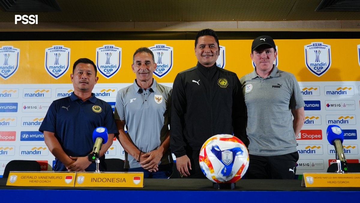 PSSI's tweet image. ASEAN U23 Championship #MandiriCup2025 akan memulai ๐๐๐ญ๐๐ก๐๐๐ฒ ๐ besok.
Para pelatih dari empat Timnas negara Asia Tenggara yang tergabung di grup A dan B telah menjalankan Pre-Match Press Conference pada hari Senin, 14 Juli 2025 di Ruang Konferensi Pers Stadion Utamaโฆ