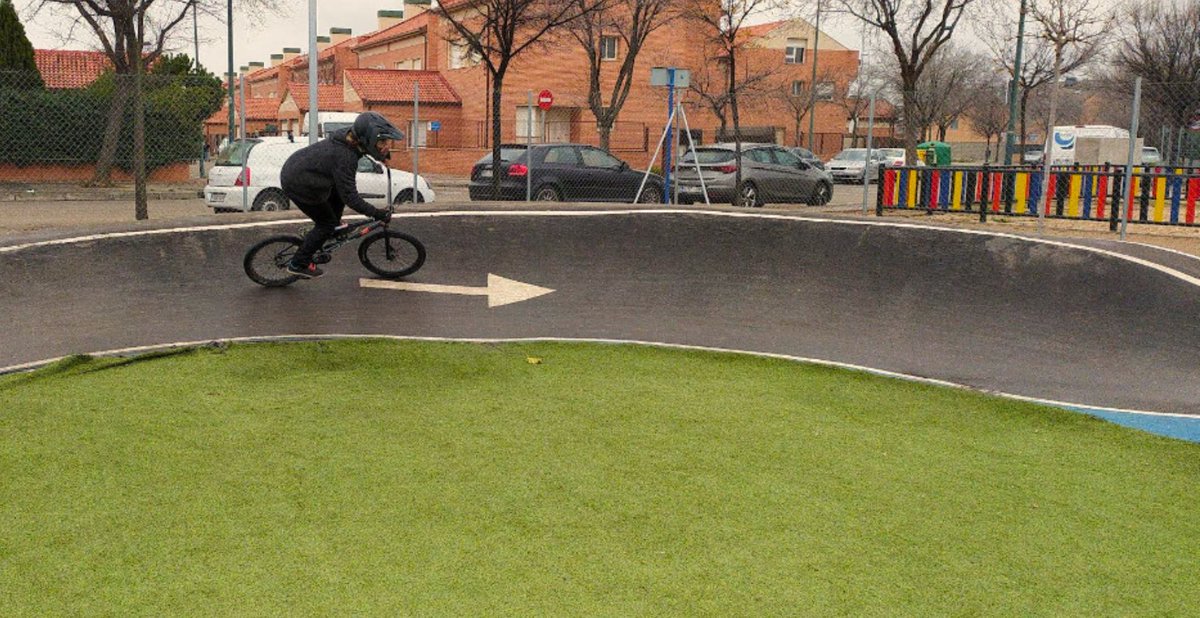 🚧 La pista de Pump Track situada en la urbanización de El Viso permanecerá cerrada desde hoy, 14 de julio, hasta el 25 de julio por obras de mejora.

Disculpad las molestias. ¡Pronto volverá con mejor aspecto! 👷‍♂️🙌
#Villalbilla