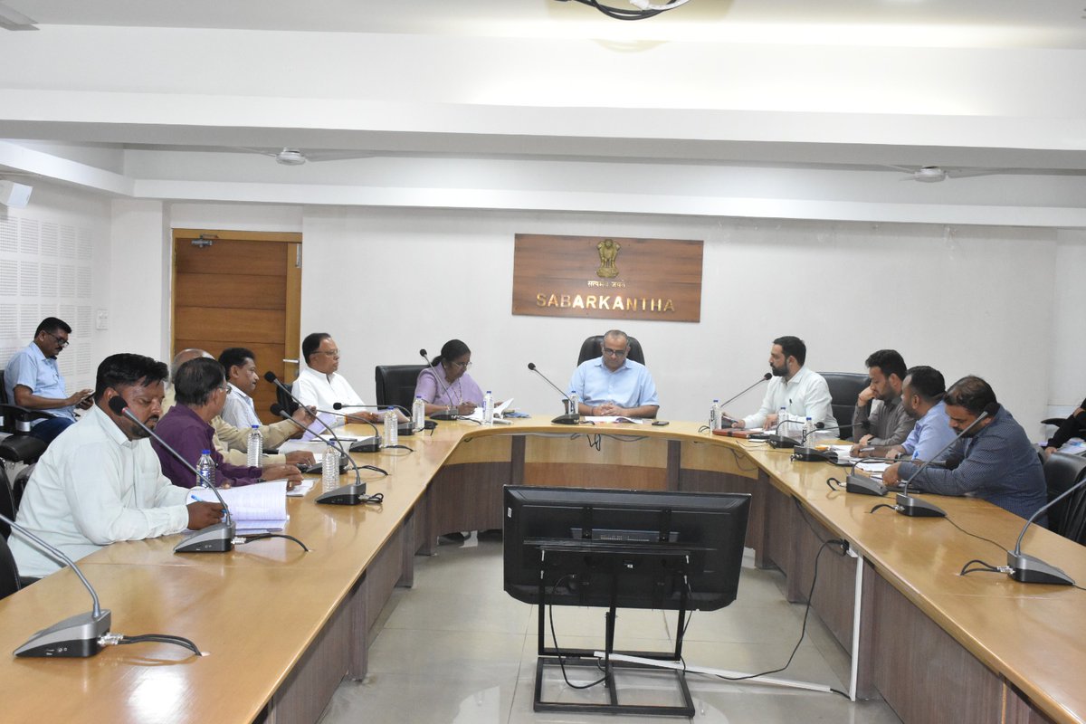 હિંમતનગર ખાતે જિલ્લા કલેકટરશ્રી લલિત નારાયણ સિંઘ સાંદુની અધ્યક્ષતામાં મતદારયાદીની ખાસ સંક્ષિપ્ત સુધારાણા કાર્યક્રમ- 2026 અંગે માન્યતા પ્રાપ્ત રાજકીય પક્ષો સાથે બેઠક યોજાઈ. @cmoguj <a href="/JayantiRavi/">Jayanti Ravi</a> <a href="/revenuegujarat/">Revenue Dep. Gujarat</a> <a href="/InfoGujarat/">Gujarat Information</a>