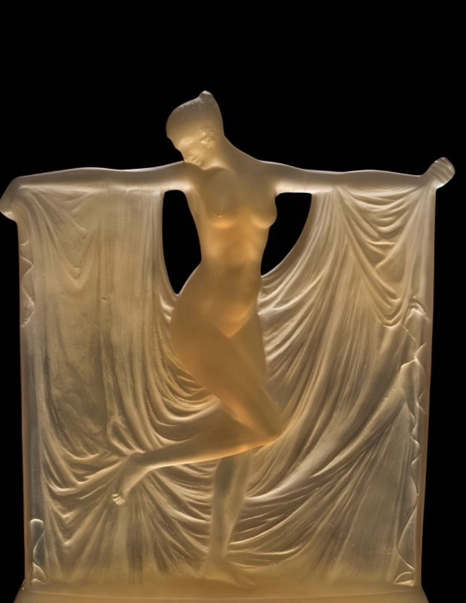 GodsWhisper777's tweet image. Suzanne - An Opalescent Glass Statuette, by René Lalique (1925)