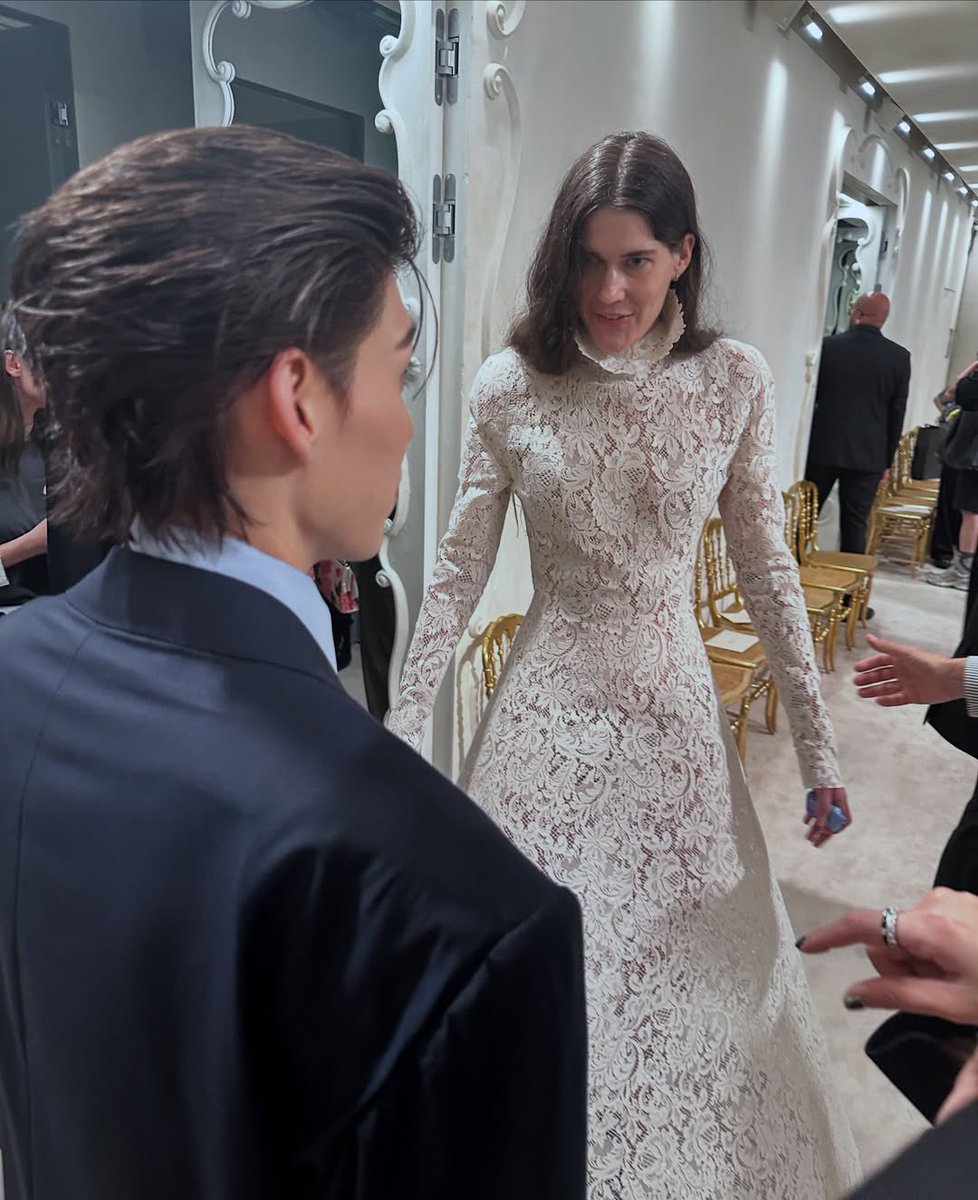 น้องพีพีกับคุณ Eliza Douglas นางแบบคู่บุญของ Balenciaga และคุณเดมน่า ตุวจิ๋วดูเจื้อยแจ้วจังคับ มองเห็นตาแป๋วจากขนตาน้อง🤏🏻🥺

#ppkritt