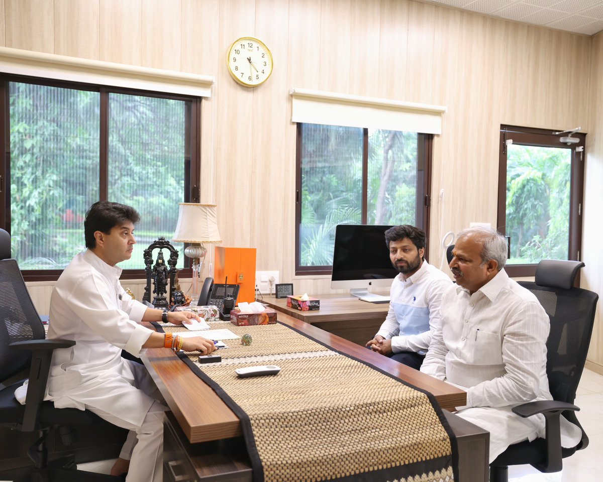 <a href="/BJP4Delhi/">BJP Delhi</a> के पूर्व प्रदेश अध्यक्ष एवं उत्तरी दिल्ली के पूर्व महापौर श्री <a href="/adeshguptabjp/">Adesh Gupta</a> जी ने आज, नई दिल्ली में केंद्रीय मंत्री श्री <a href="/JM_Scindia/">Jyotiraditya M. Scindia</a> जी से आत्मीय भेंट की।