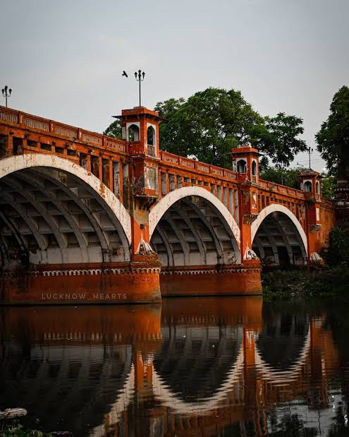 Farhan222's tweet photo. Laal pul on Gomti in Lucknow inaugurated in 1914 by Viceroy Hardinge, still stands after 110 years. And it's beautiful @ikaveri @GargiRawat #FallingBridges #Bridges https://t.co/oLMmUjG38c