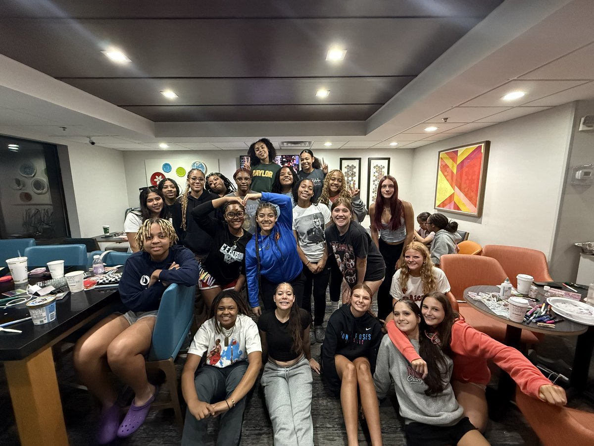 LadyBlueDevils4's tweet image. Not just hoopers, but a unit. Making new friends and building trust — that’s how winning starts. 🧱💪 #TFNRun4Roses
#GirlsHoopCulture @Ohio_Basketball