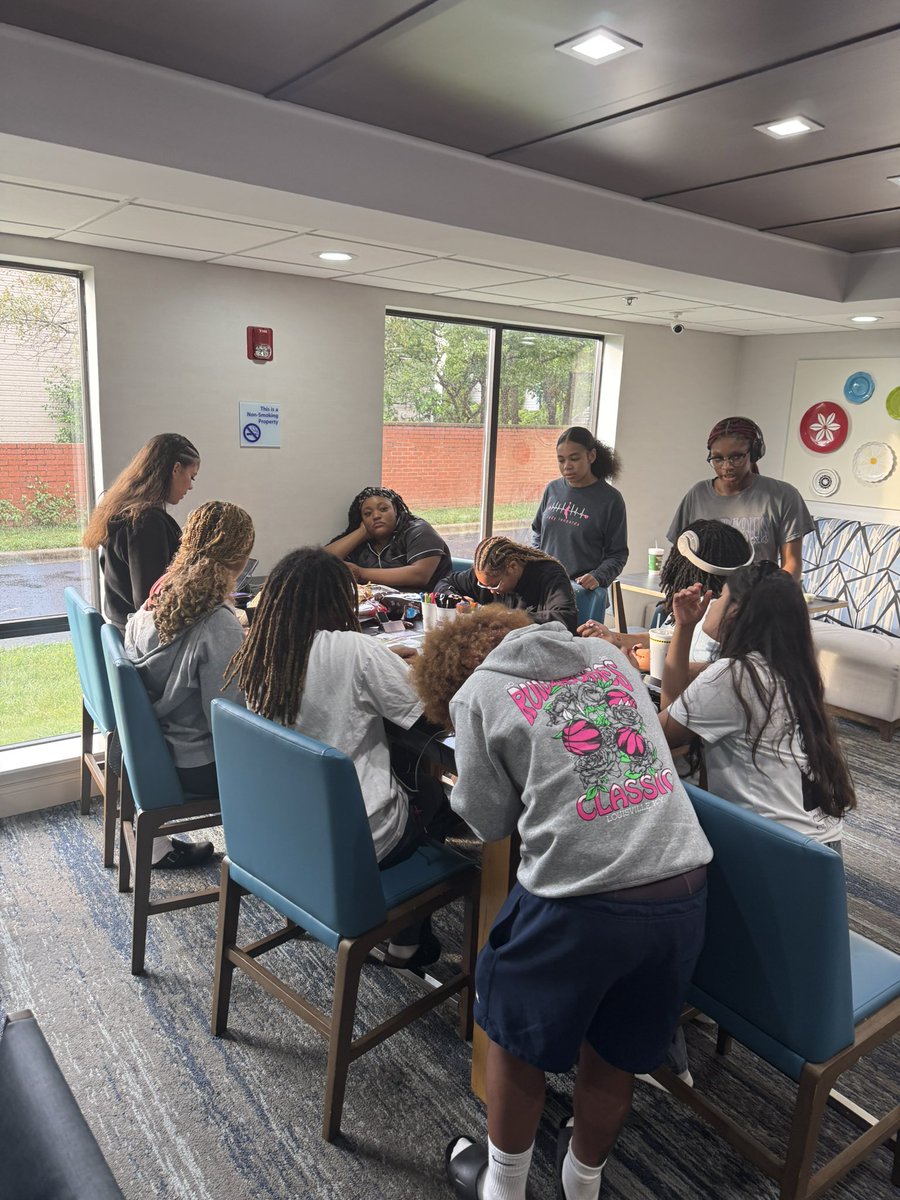 LadyBlueDevils4's tweet image. Not just hoopers, but a unit. Making new friends and building trust — that’s how winning starts. 🧱💪 #TFNRun4Roses
#GirlsHoopCulture @Ohio_Basketball