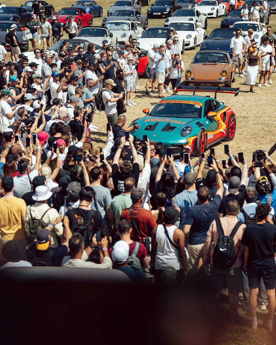 TeamDuaHQ's tweet image. Helmet on with Dua at the Goodwood Festival of Speed π
Her Rennstall GT3 RS is now up for auction in support of the #SunnyHillFoundation π