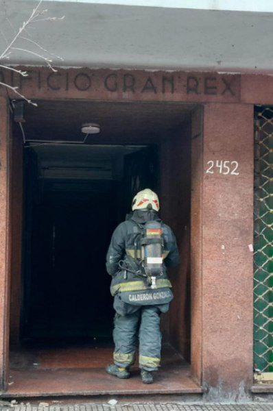 Nnicolas103's tweet image. Incendio en un edificio, Bartolomé Mitre al 2400. Se desarrolló fuego en un tablero eléctrico del subsuelo. Bomberos de la Ciudad y Befer dominaron el proceso. 6 asistidos y 3 trasladados por inhalación de humo.