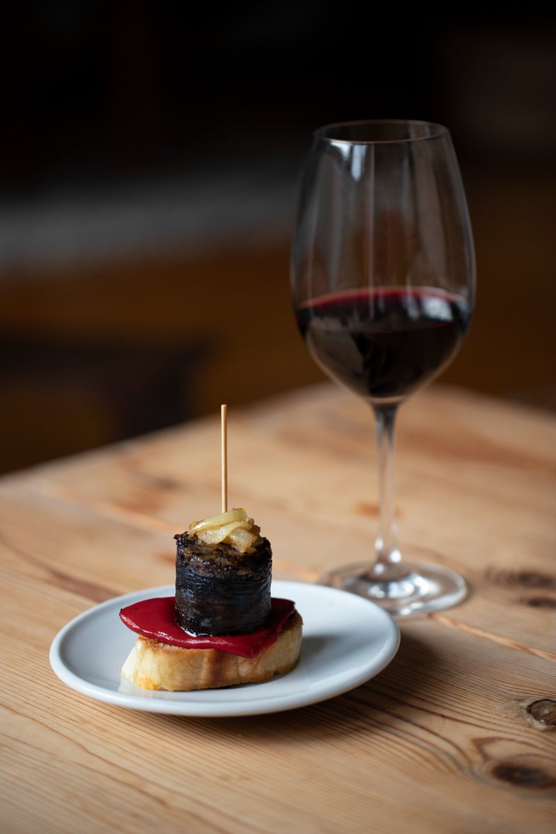 🍷 Calles llenas de vida, barras rebosantes de tapas artesanas y el aroma del vino de Rioja en cada rincón. 

🍢 Las rutas de tapas en La Rioja son el plan perfecto para saborear tradición.Déjate llevar por el sabor.

#LaRiojaTurismo #ReservaLaRioja #ProductoRiojano #enoturismo