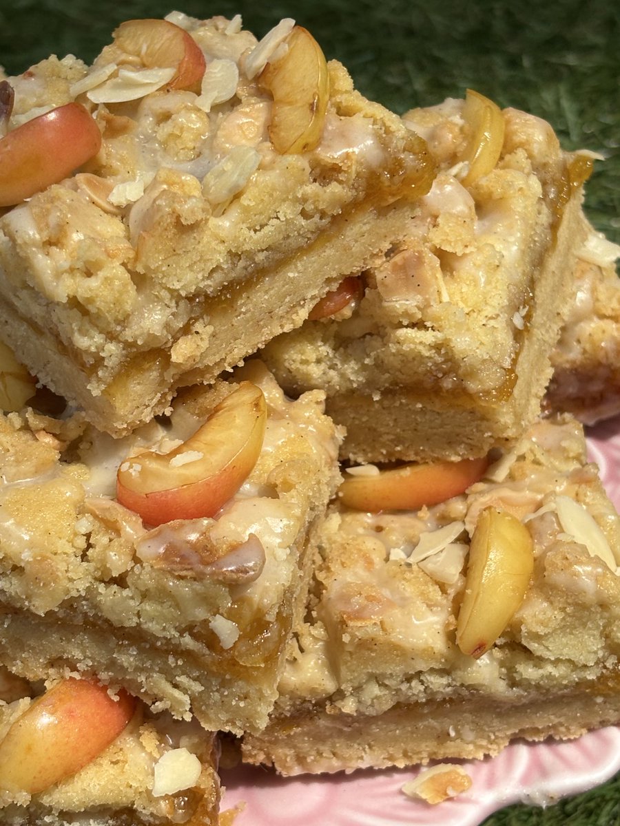 bakingenjoyer's tweet image. rainier cherry + almond crumble bars! brown butter shortbread base, filled with homemade rainier cherry jam and topped with an almond crumble!!