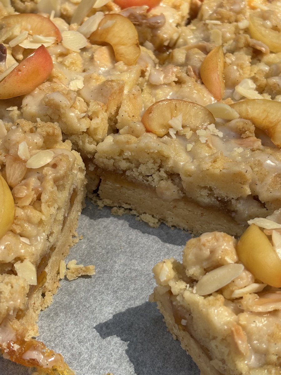 bakingenjoyer's tweet image. rainier cherry + almond crumble bars! brown butter shortbread base, filled with homemade rainier cherry jam and topped with an almond crumble!!