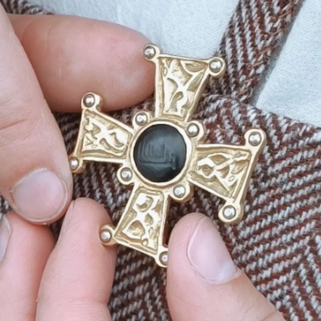 caledonianforge's tweet image. A selection of pieces from Viking contexts. The silver hammer with glass beads from a grave in Repton, England
A silver and glass ring from Birka, Sweden and the gilt bronze and silver cross from Ballycotton, Ireland.