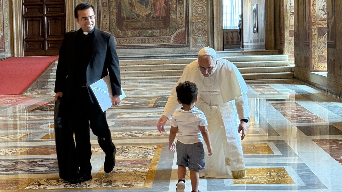 DesdeLaFeMx's tweet photo. El abrazo del Papa que conmovió al Vaticano:

Un niño se acercó corriendo al Papa León XIV y él, con ternura, se inclinó para abrazarlo. El padre Bruno Silvestrini presenció el momento y no hay palabras que describan tanta dulzura.

Cristo mismo se hace presente en cada gesto. https://t.co/ET8xlLSQcl