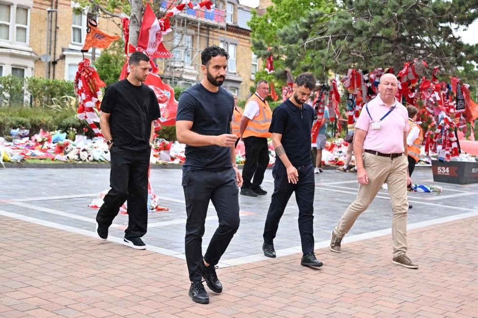 Amorim, Dalot y Fernandes llegando a homenajear a Jota | @Football__Tweet