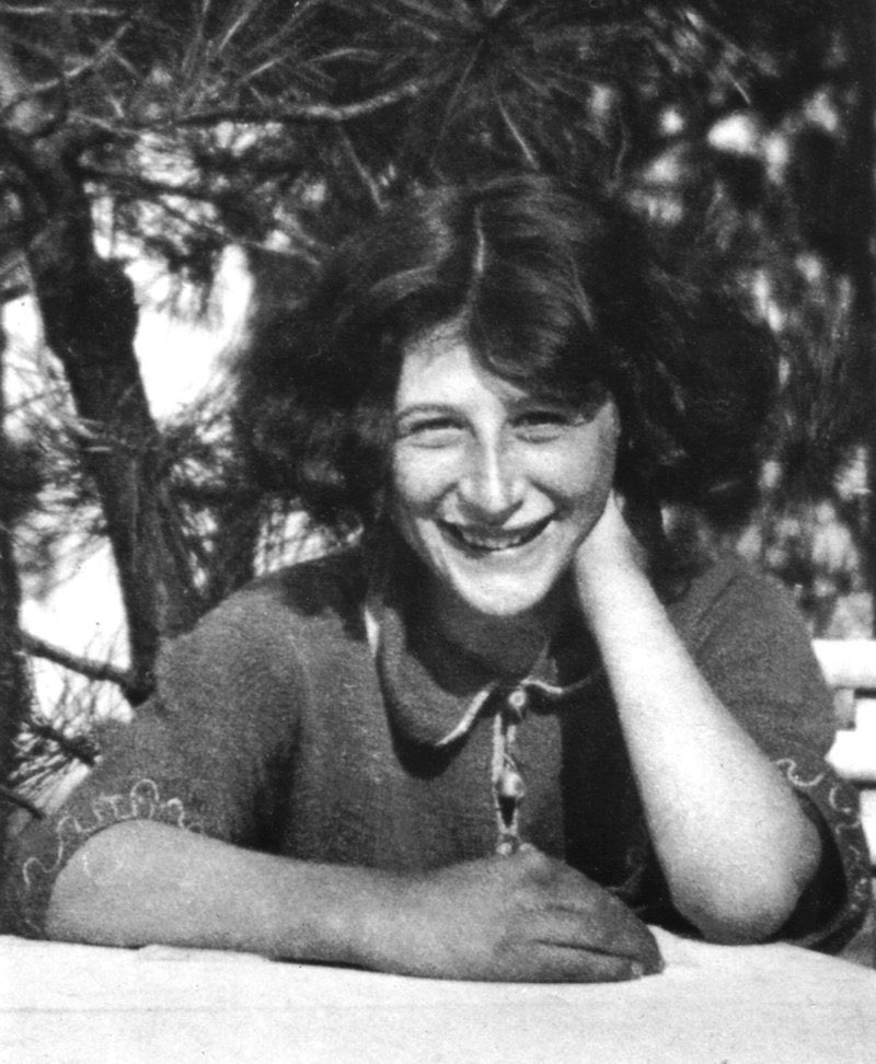 Aqueloo1's tweet image. 'La alegría es una necesidad esencial del alma. La falta de alegría, ya se trate de desgracia o simplemente de aburrimiento, es un estado de enfermedad en la que la inteligencia, la valentía, la generosidad, se apagan.'
Simone Weil