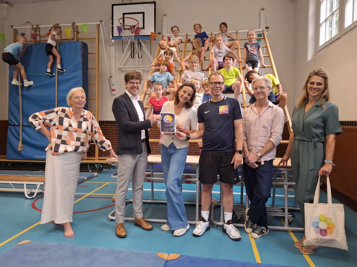De Van Dijckschool in Bilthoven heeft opnieuw het vignet Gezonde School behaald. De school zet zich in voor het thema Bewegen en sport en mag zich ook de komende drie jaar weer een Gezonde School noemen. Wethouder Dolf Smolenaers overhandigde het vignet tijdens de gymles.