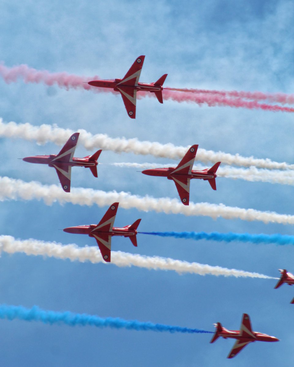 brit_chaston's tweet photo. A very expected failed first attempt at capturing the @rafredarrows 5/4 split 😅🤷🏻‍♀️ https://t.co/SxktccIWGy