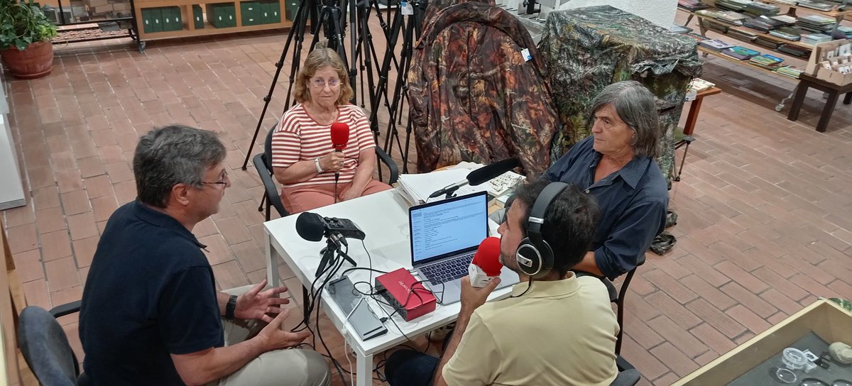 La Radio del Somormujo (@somormujoradio) on Twitter photo Nos hemos ido hasta Oryx para grabar un programa dedicado a las novedades literarias relacionadas con la ornitologĂa
Con Jacinto AntĂłn <a href="/almasylaszlo/">Jacinto AntĂłn</a> , periodista de El PaĂs; Inma SistanĂ©, librera de Oryx y Francesc Kirchner.
go.ivoox.com/rf/152899696 Nos hemos ido hasta Oryx para grabar un programa dedicado a las novedades literarias relacionadas con la ornitologĂa
Con Jacinto AntĂłn <a href="/almasylaszlo/">Jacinto AntĂłn</a> , periodista de El PaĂs; Inma SistanĂ©, librera de Oryx y Francesc Kirchner.
go.ivoox.com/rf/152899696