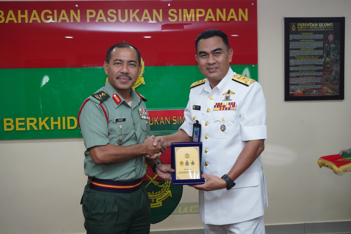 𝐊𝐔𝐍𝐉𝐔𝐍𝐆𝐀𝐍 𝐇𝐎𝐑𝐌𝐀𝐓 𝐊𝐏 𝐁𝐌𝐀𝐒 𝐊𝐄𝐏𝐀𝐃𝐀 𝐀𝐏 𝐏𝐒
Kuala Lumpur, 14 Julai 2025 - Laksma Ts. Dr. Hisyam bin Harun, KP BMAS telah mengadakan kunjungan hormat kepada Mej Jen Dato' Mohammad Razeif bin Che Ahmad, AP PS di Bilik Kunjungan Hormat, BPS TD