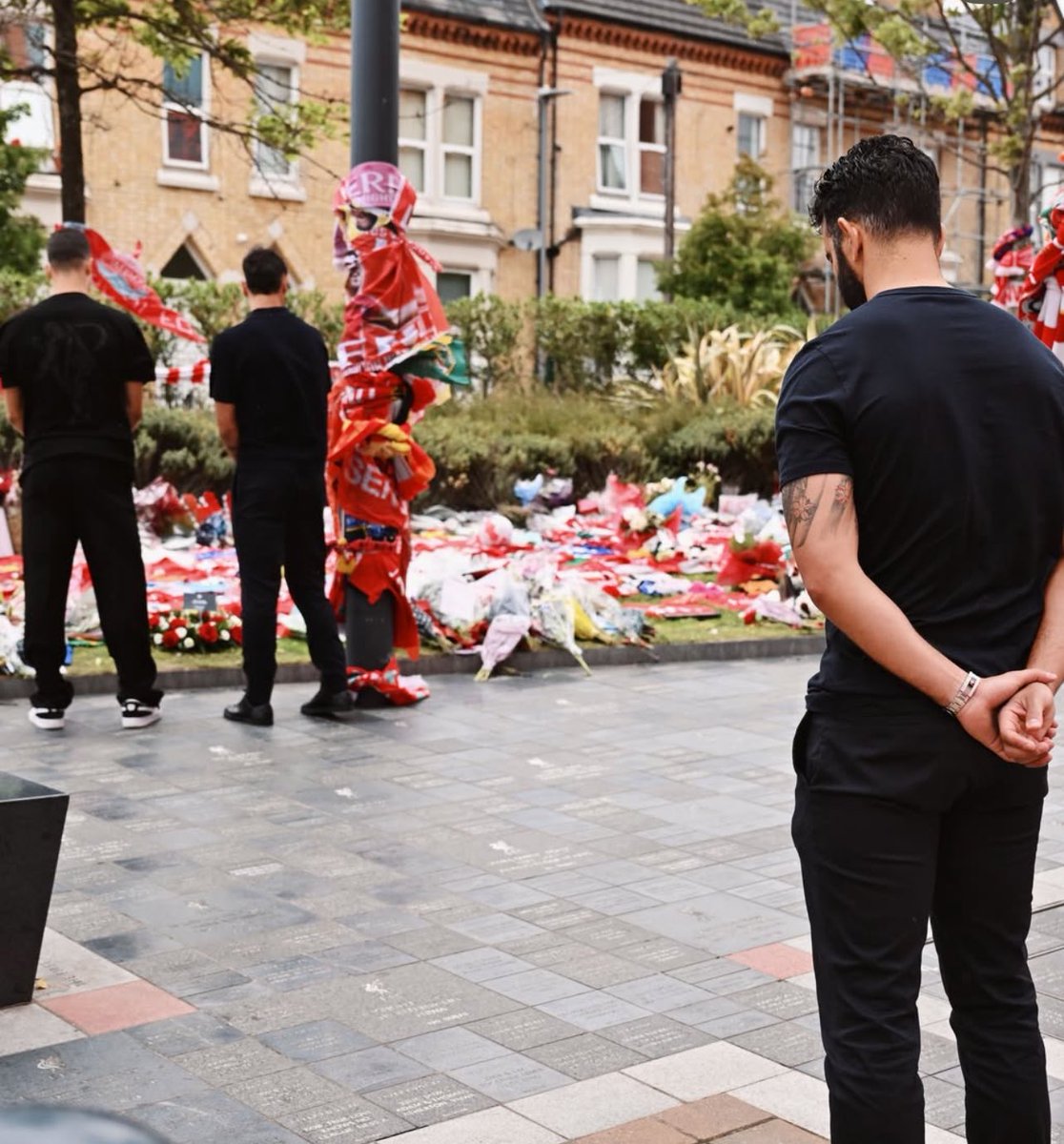 Bruno Fernandes, Diogo Dalot and Ruben Amorim have laid a tribute to Diogo Jota and Andre Silva, on behalf of all at Manchester United.❤️🙏🏻