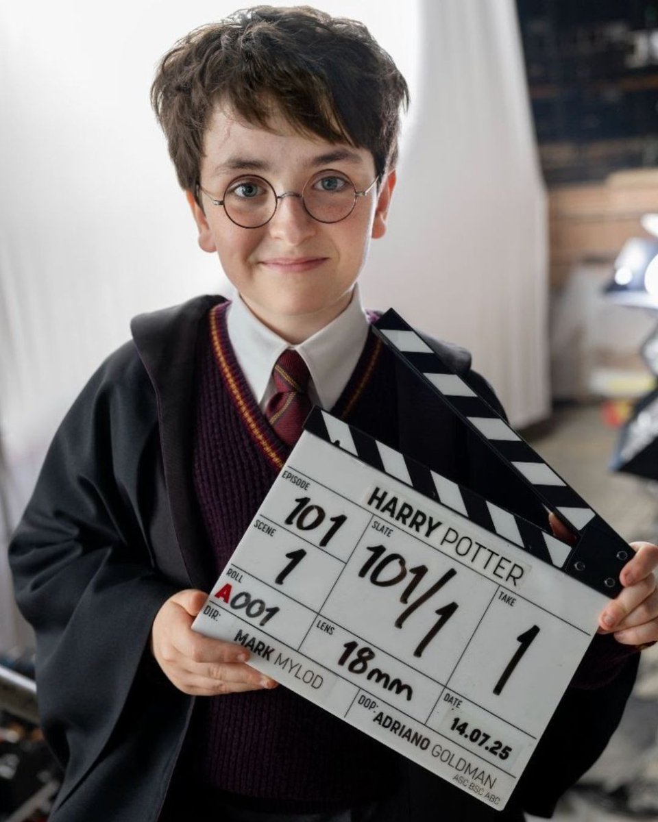 EL NUEVO HARRY POTTER! ⚡ 
La serie de #HarryPotter ha comenzado su rodaje y lo celebran con esta foto de Dominic McLaughlin.
Se estrenará en HBO MAX en 2027.
¿Qué opinas?