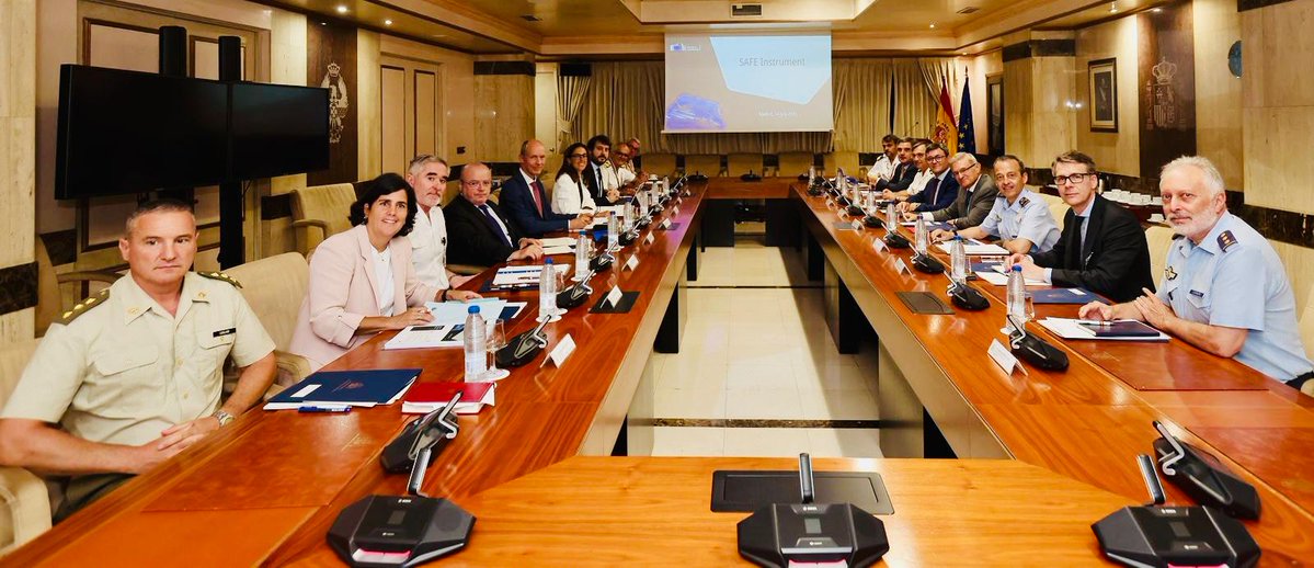 Ministerio Defensa (@defensagob) on Twitter photo La #SEDEF <a href="/AmparoValcarce1/">Amparo Valcarce 🇪🇸</a> recibe a <a href="/HeraldRuijters/">Ruijters</a> de <a href="/EU_Commission/">European Commission</a> para presentar el instrumento SAFE, junto <a href="/MAECgob/">Ministerio de Asuntos Exteriores, UE y Cooperación</a> <a href="/M_Presidencia/">Ministerio de la Presidencia, Justicia y R. Cortes</a> <a href="/Haciendagob/">Ministerio de Hacienda</a> y <a href="/_minecogob/">Economía, Comercio y Empresa</a>.
Otro paso más para impulsar el #PlanIndustrialDeDefensa y la autonomía estratégica #UE. La #SEDEF <a href="/AmparoValcarce1/">Amparo Valcarce 🇪🇸</a> recibe a <a href="/HeraldRuijters/">Ruijters</a> de <a href="/EU_Commission/">European Commission</a> para presentar el instrumento SAFE, junto <a href="/MAECgob/">Ministerio de Asuntos Exteriores, UE y Cooperación</a> <a href="/M_Presidencia/">Ministerio de la Presidencia, Justicia y R. Cortes</a> <a href="/Haciendagob/">Ministerio de Hacienda</a> y <a href="/_minecogob/">Economía, Comercio y Empresa</a>.
Otro paso más para impulsar el #PlanIndustrialDeDefensa y la autonomía estratégica #UE.