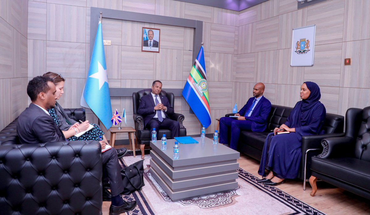 MOFASomalia's tweet image. FM H.E. Abdisalam Abdi Ali @AbdisalamDhaay, received the #UK’s Ambassador to #Somalia, H.E. Charles King, on Monday at his office in the Ministry in the capital, #Mogadishu, and discussed with him ways to strengthen bilateral relations and enhance cooperation.
#Somali