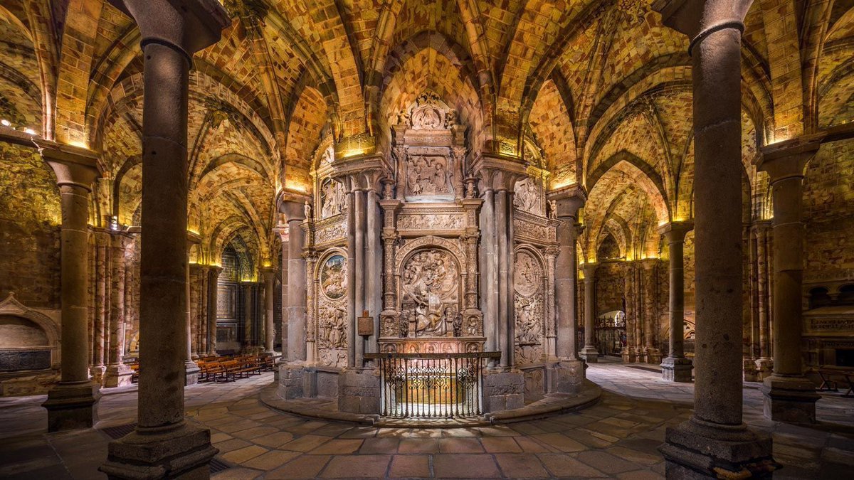 Hoy en la <a href="/diocesisdeavila/">Diócesis de Ávila</a> celebramos la dedicación de la #CatedraldelSalvador, cabeza de las iglesias de #Ávila y sede del obispo.

1ª catedral #gótica de #España, de granito y piedra caleña, siglo XII.

Un lugar donde los diocesanos hemos vivido grandes momentos de nuestra #Fe.