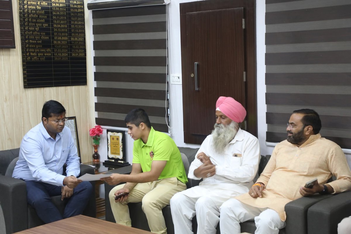 arpit_verma13's tweet image. श्योपुर की शान सुखमन कौर! 🇮🇳🥉
किर्गीस्तान में आयोजित एशियन अंडर-15 कुश्ती चैम्पियनशिप में कांस्य पदक जीतकर श्योपुर की बेटी सुखमन कौर ने देश का नाम रोशन किया है।
आज कलेक्ट्रेट कार्यालय में उन्हें सम्मानित कर उज्जवल भविष्य की शुभकामनाएं दी। उनकी मेहनत, प्रतिभा और जुनून को नमन!