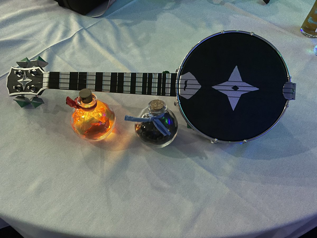 GreatGrantsby_'s tweet photo. The #SeaOfThieves #ObsidianBanjo came out great and was a YUGE hit with just about everyone! Thanks to all for asking about it @SeaOfThieves @SoTFest @MakakarTTV https://t.co/Yyjz7iVWvy