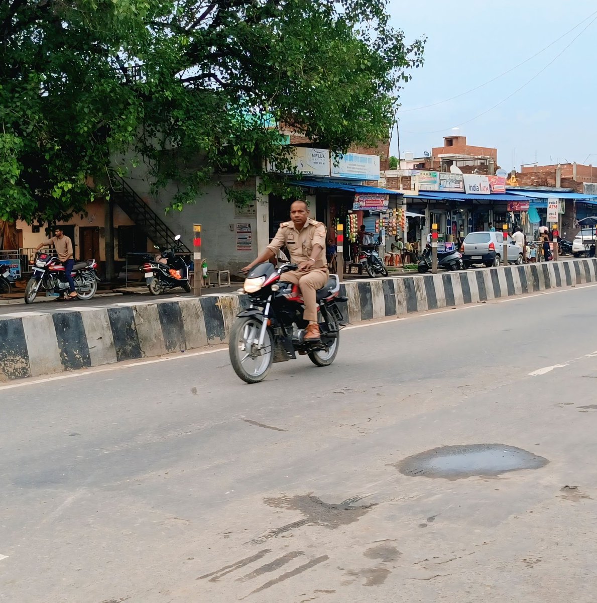 ओयल!!कप्तान साहब नजर डालें लखीमपुर-सीतापुर फोरलेन पर ट्रैफिक नियमों को ताक पर रखकर उल्लंघन कर धज्जियां उड़ाई जा रहीं
कैमरे से खींची गई!तस्वीर बयां कर रही है
सैंय्याभाये कोतवाल तो डर काहे का
पूरा मामला जिलाअस्पताल चौकी इंचार्ज का है <a href="/Uppolice/">UP POLICE</a> <a href="/kheripolice/">KHERI POLICE</a> <a href="/dgpup/">DGP UP</a> <a href="/uptrafficpolice/">UP Traffic Police</a>